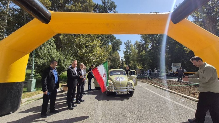 تور گردشگری خودروهای تاریخی در مجموعه فرهنگی‌تاریخی نیاوران آغاز شد