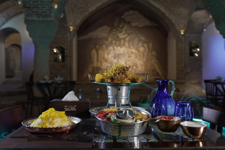 استقبال مردم از پذیرایی سنتی در دل یک موزه تاریخی