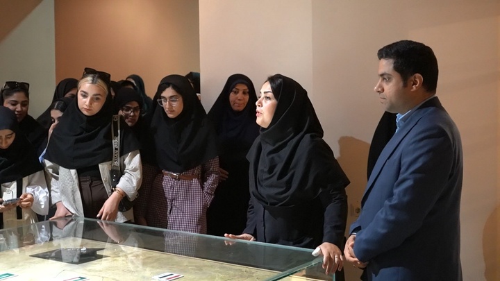 بازدید معاون میراث‌فرهنگی استان بوشهر و جمعی از دانشجویان از موزه منطقه‌ای خلیج فارس