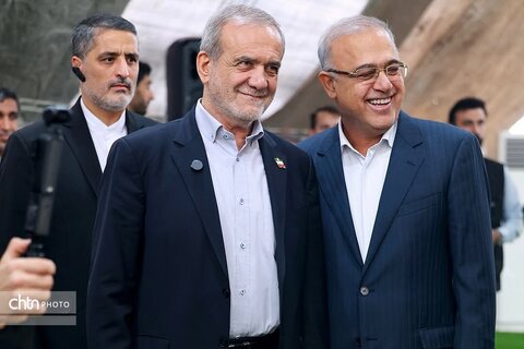 بازدید رئیس جمهور از نمایشگاه صنایع‌دستی و معرفی توانمندی‌های استان هرمزگان