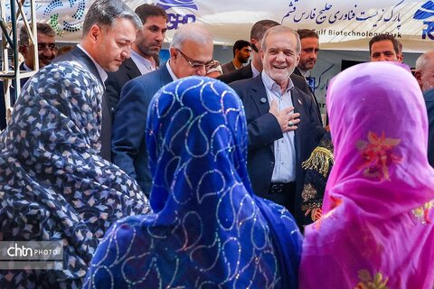 بازدید رئیس جمهور از نمایشگاه صنایع‌دستی و معرفی توانمندی‌های استان هرمزگان