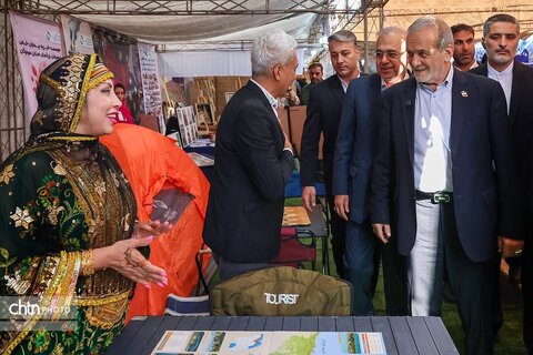 بازدید رئیس جمهور از نمایشگاه صنایع‌دستی و معرفی توانمندی‌های استان هرمزگان