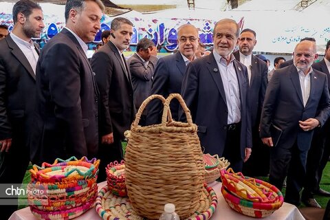 بازدید رئیس جمهور از نمایشگاه صنایع‌دستی و معرفی توانمندی‌های استان هرمزگان