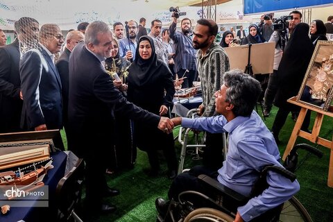 بازدید رئیس جمهور از نمایشگاه صنایع‌دستی و معرفی توانمندی‌های استان هرمزگان