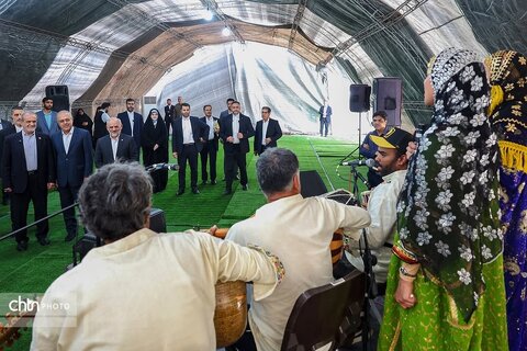 بازدید رئیس جمهور از نمایشگاه صنایع‌دستی و معرفی توانمندی‌های استان هرمزگان