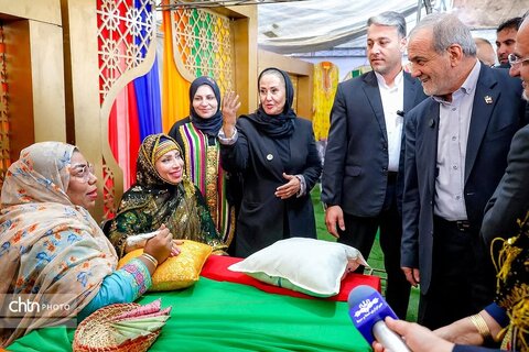 بازدید رئیس جمهور از نمایشگاه صنایع‌دستی و معرفی توانمندی‌های استان هرمزگان