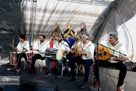 بازدید رئیس جمهور از نمایشگاه صنایع‌دستی و معرفی توانمندی‌های استان هرمزگان