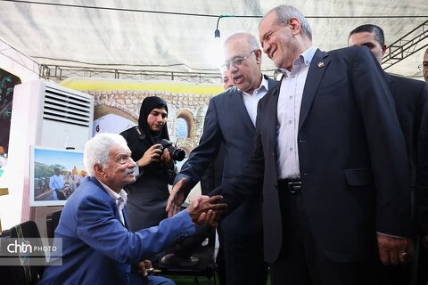 بازدید رئیس جمهور از نمایشگاه صنایع‌دستی و معرفی توانمندی‌های استان هرمزگان