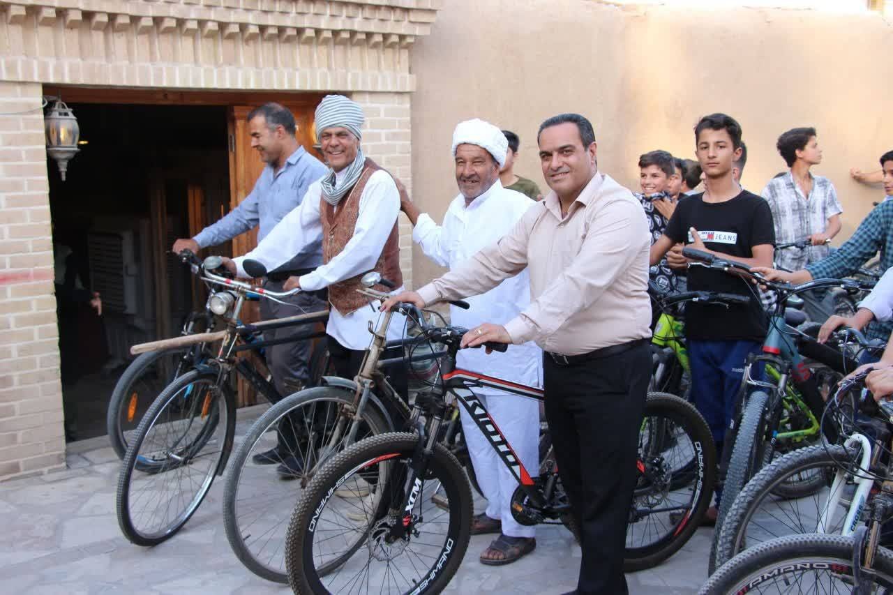 برگزاری همایش دوچرخه‌سواری در بافت‌ تاریخی اردکان به مناسبت هفته گردشگری