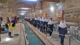 بازدید دانش‌آموزان زنجانی از موزه رختشویخانه همزمان با هفته گردشگری