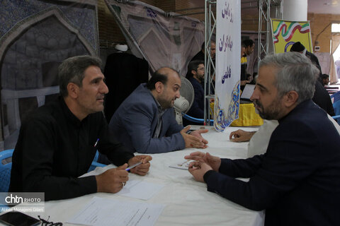 برگزاری میز خدمت نماز جمعه قم با حضور مسئولان میراث فرهنگی قم