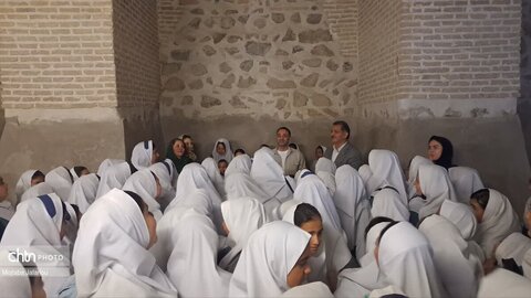 بازدید دانش‌آموزان زنجانی از موزه رختشویخانه همزمان با هفته گردشگری