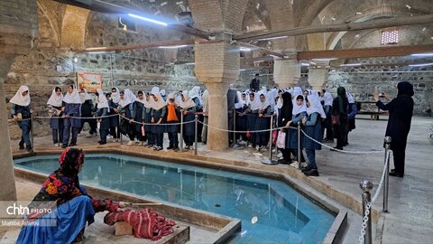 بازدید دانش‌آموزان زنجانی از موزه رختشویخانه همزمان با هفته گردشگری