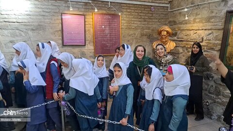 بازدید دانش‌آموزان زنجانی از موزه رختشویخانه همزمان با هفته گردشگری