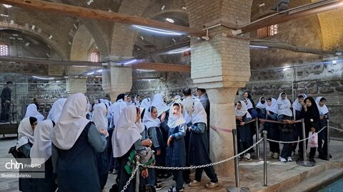 بازدید دانش‌آموزان زنجانی از موزه رختشویخانه همزمان با هفته گردشگری