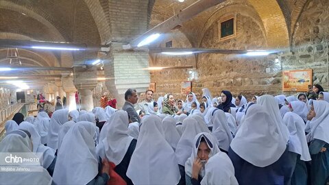 بازدید دانش‌آموزان زنجانی از موزه رختشویخانه همزمان با هفته گردشگری