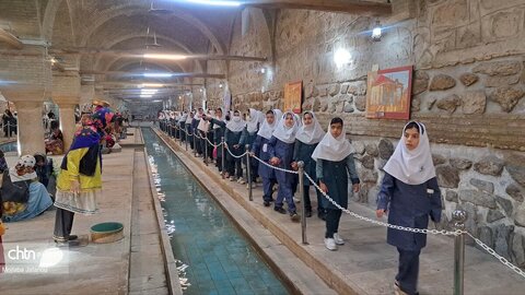 بازدید دانش‌آموزان زنجانی از موزه رختشویخانه همزمان با هفته گردشگری