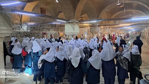 بازدید دانش‌آموزان زنجانی از موزه رختشویخانه همزمان با هفته گردشگری