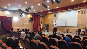 برگزاری کارگاه آموزشی «جامعه شناسی مصرف» برای شاغلان صنایع‌دستی شهرستان آبیک