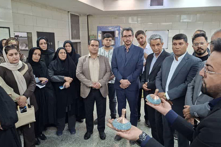 بازدید مسئولان و هنرمندان استان یزد از کارگاه‌های صنایع‌دستی استان اصفهان