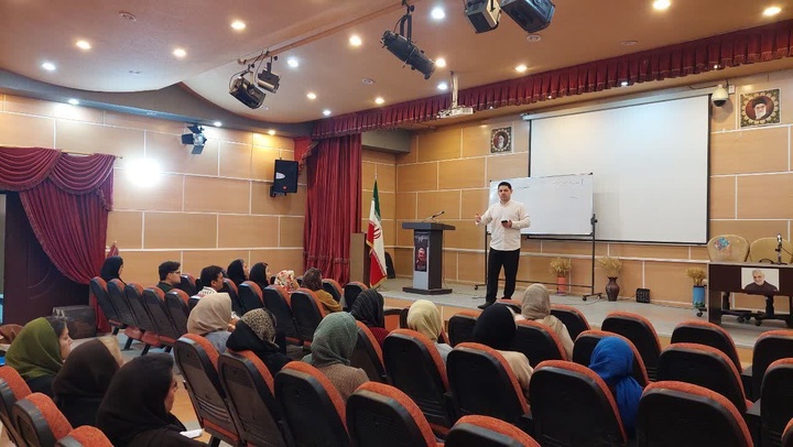 برگزاری کارگاه آموزشی «جامعه شناسی مصرف» برای شاغلان صنایع‌دستی شهرستان آبیک