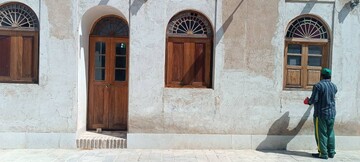 پاکسازی و رنگ‌آمیزی در و پنجره‌های قلعه زائرخضرخان اهرمی