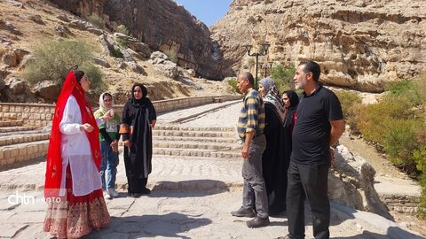 گلگشت گردشگران در سرزمین باستانی آیاپیر