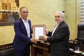 اهدای لوح چهره ماندگار میراث‌فرهنگی به استاد حسن کریمیان