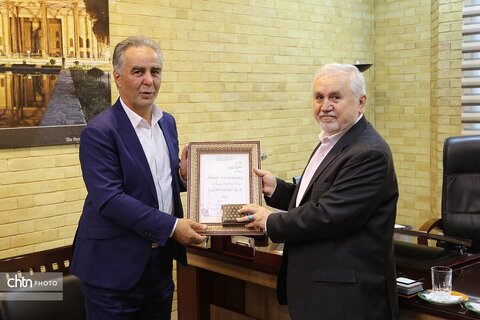 اهدای لوح چهره ماندگار میراث‌فرهنگی به استاد حسن کریمیان