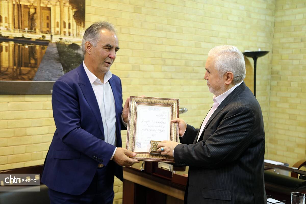 اهدای لوح چهره ماندگار میراث‌فرهنگی به استاد حسن کریمیان
