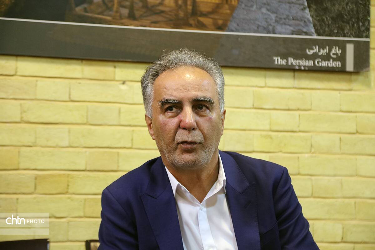 اهدای لوح چهره ماندگار میراث‌فرهنگی به استاد حسن کریمیان