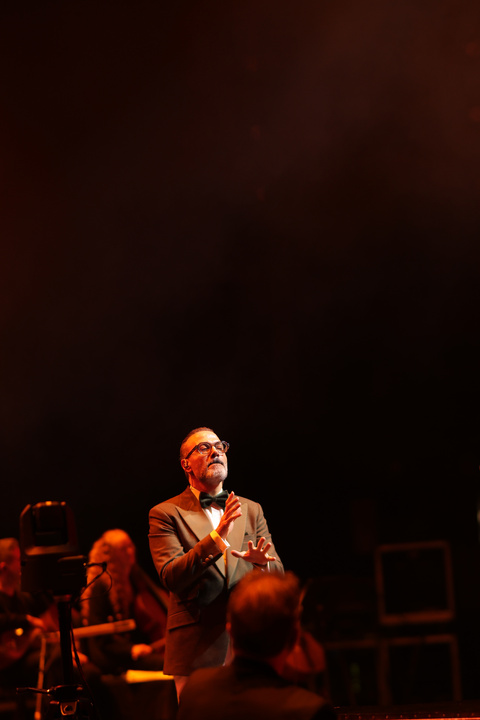 علیرضا قربانی «ایرانم» را در جنوب ایران میخواند علیرضا قربانی «ایرانم» را در جنوب ایران میخواند