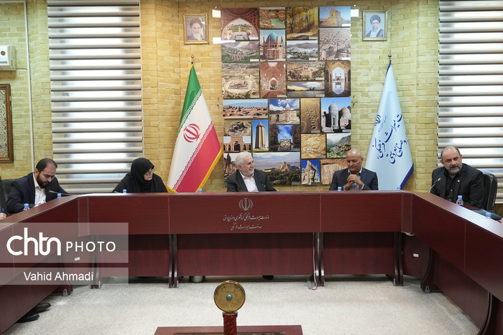 دیدار اعضای انجمن علمی باستان‌شناسی ایران با علی دارابی