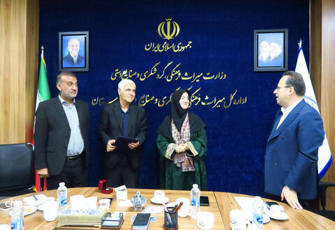 تجلیل معاون صنایع‌دستی کشور از پدر صنایع‌دستی خوزستان/ صنایع‌دستی اقتصاد هویت‌بنیان است