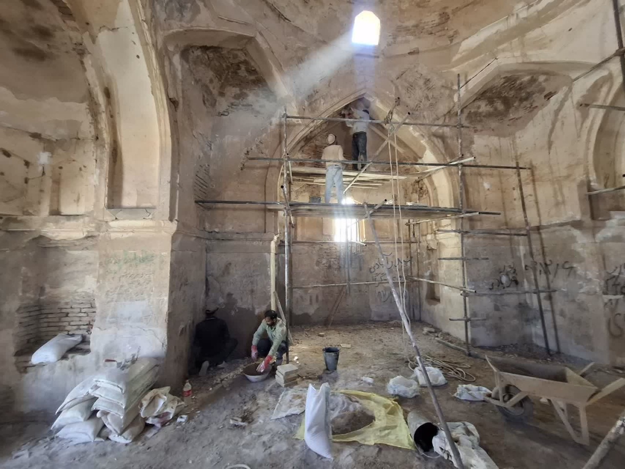 اجرای عملیات مرمتی در گنبد تاریخی شادمهر نیشابور