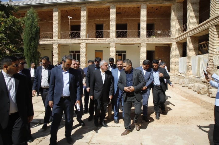 بازدید وزیر میراث‌فرهنگی از مراحل اجرای پروژه احداث اقامتگاه تاریخی در سپیدان/ گامی مهم در احیای میراث معماری و توسعه گردشگری فارس