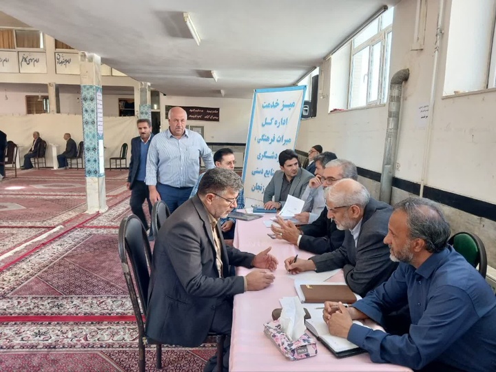 پاسخگویی مدیرکل میراث‌فرهنگی و کارشناسان زنجان در میز خدمت نماز جمعه شهرستان سلطانیه