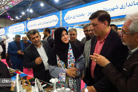 بازدید معاون صنایع دستی وزیر میراث فرهنگی، گردشگری و صنایع دستی از نمایشگاه توانمندی‌های روستاها و عشایر در اهواز
