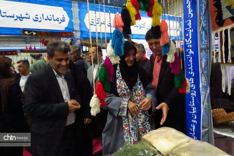 بازدید معاون صنایع دستی وزیر میراث فرهنگی، گردشگری و صنایع دستی از نمایشگاه توانمندی‌های روستاها و عشایر در اهواز