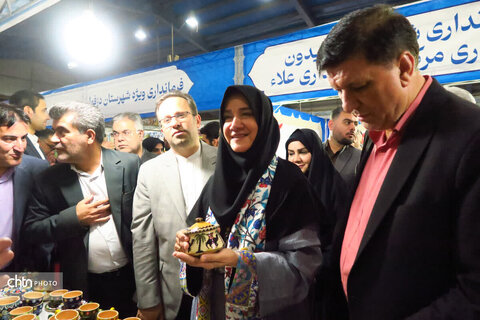 بازدید معاون صنایع دستی وزیر میراث فرهنگی، گردشگری و صنایع دستی از نمایشگاه توانمندی‌های روستاها و عشایر در اهواز