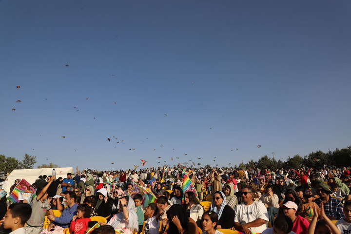 پرواز بادبادک‌ها، تجربه حس خوب کودکان قزوینی در یک صبح پاییزی