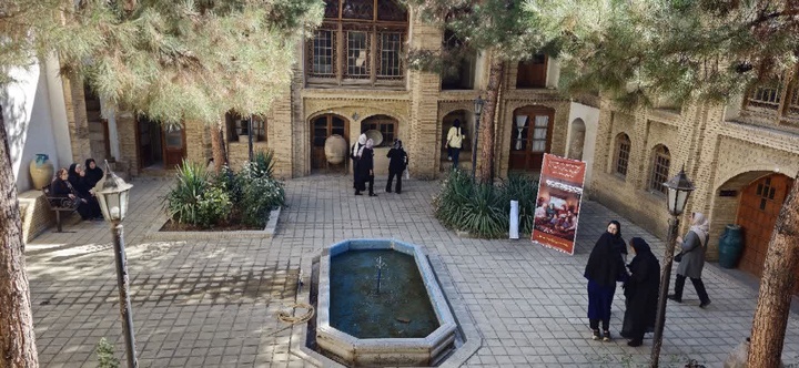 بازدید سالمندان مرکز توان‌بخشی سرو از موزه لطفعلیان و عمارت مصدقی ملایر  