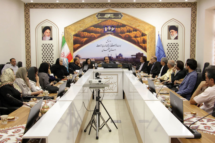 تجلیل از پیشکسوتان و هنرمندان نمایشگاه «آتش و نقش» در اصفهان