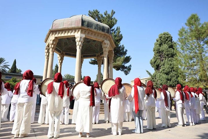 گلباران آرامگاه لسان الغیب، حکیم فرزانه شیرازی
