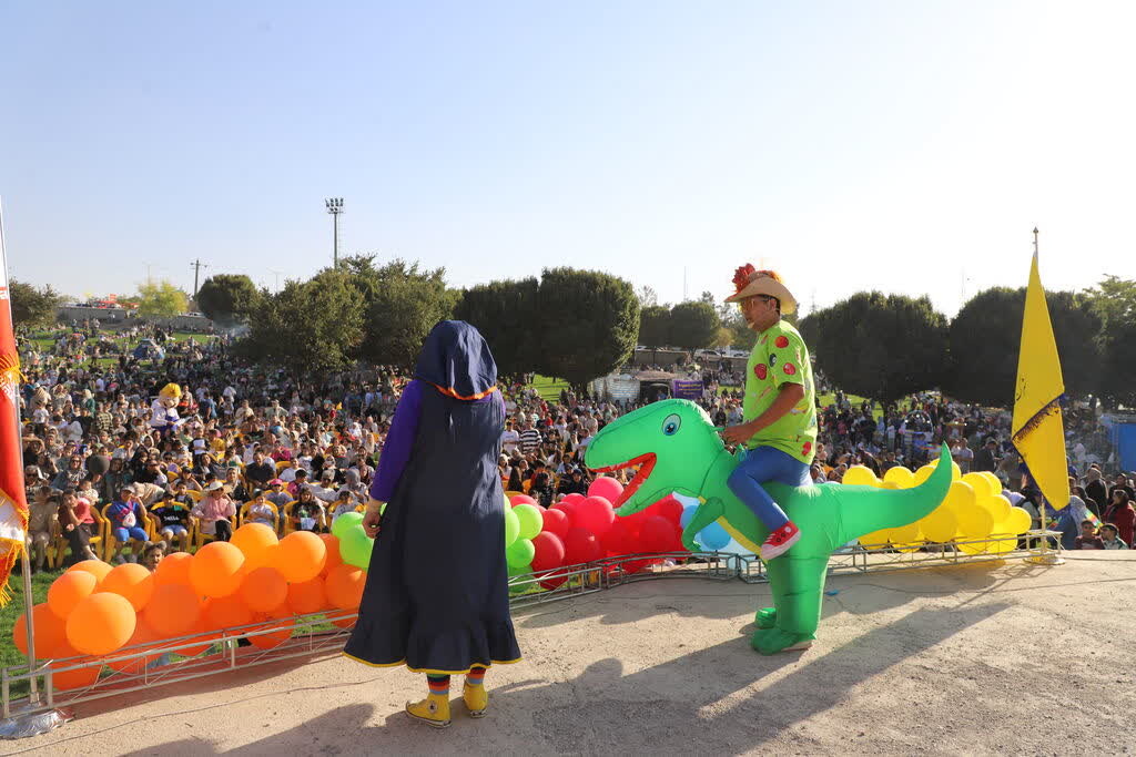 پرواز بادبادک‌ها، تجربه حس خوب کودکان قزوینی در یک صبح پاییزی