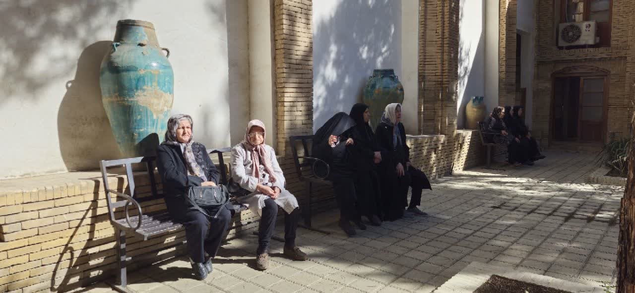 بازدید سالمندان مرکز توانبخشی سرو از موزه لطفعلیان و عمارت مصدقی ملایر