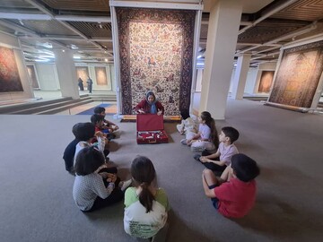 سفر «چمدان افسانه‌ها» در موزه فرش ایران؛ کودکان با نقش و نگار میراث آشنا شدند