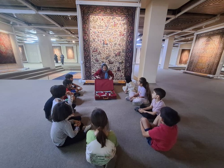 سفر «چمدان افسانه‌ها» در موزه فرش ایران؛ کودکان با نقش و نگار میراث آشنا شدند