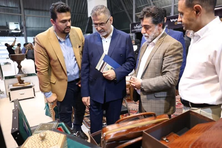 بازدید رئیس مرکز بین‌الملل وزارت میراث‌فرهنگی، گردشگری و صنایع دستی از غرفه میراث فرهنگی فارس در نمایشگاه اکسپو