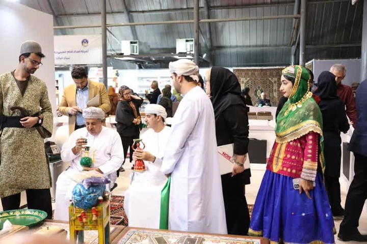 حضور پررنگ کشورهای عراق و عمان در غرفه صنایع‌دستی استان فارس در اکسپوی ۲۰۲۵